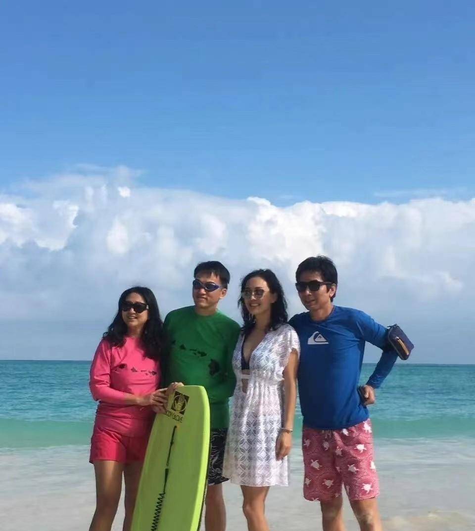 牛莉带家人亮相,穿紧身吊带裙秀身材,老公却像男保姆_时尚_泳衣_青春