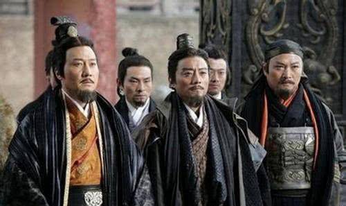 其中在这里就忠心耿耿跟随刘邦的萧何,是沛县的主吏掾,说白了就是掌管