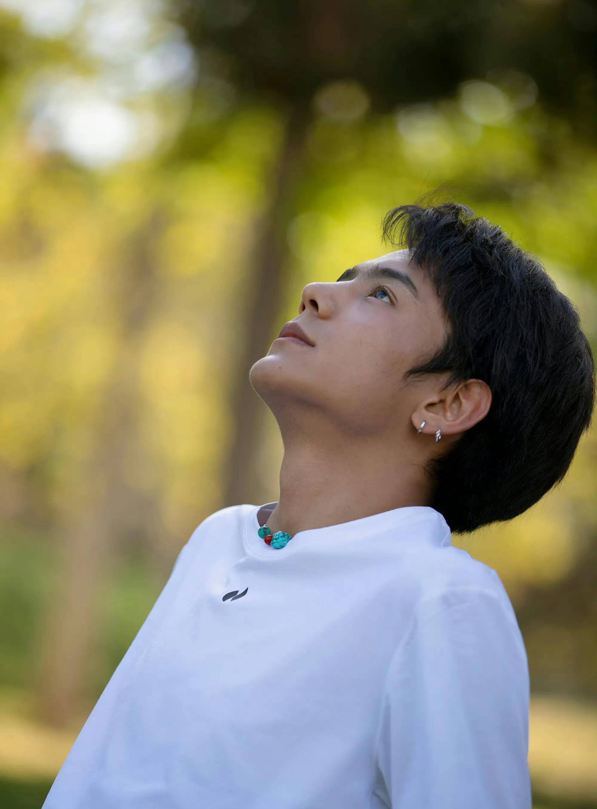 于是丁真开始努力学习中国,提高自己的文化知识,同时