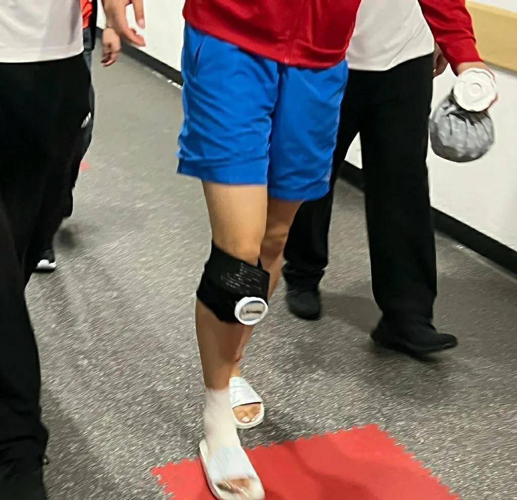 龚翔宇为中国女排拼到受伤仍不舍离场,张常宁若在该多好_运动_网友