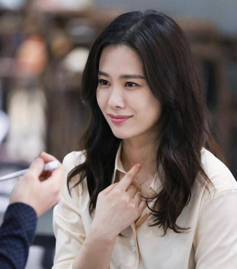 因为《玻璃鞋》太红,金贤珠曾累到停工,44岁单身的她如今又劳模_时候