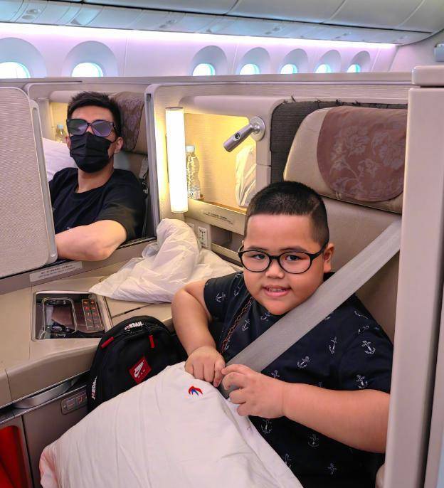 郭艾伦哭了!含泪送别印尼小网红 两人是忘年之交或公开作秀?