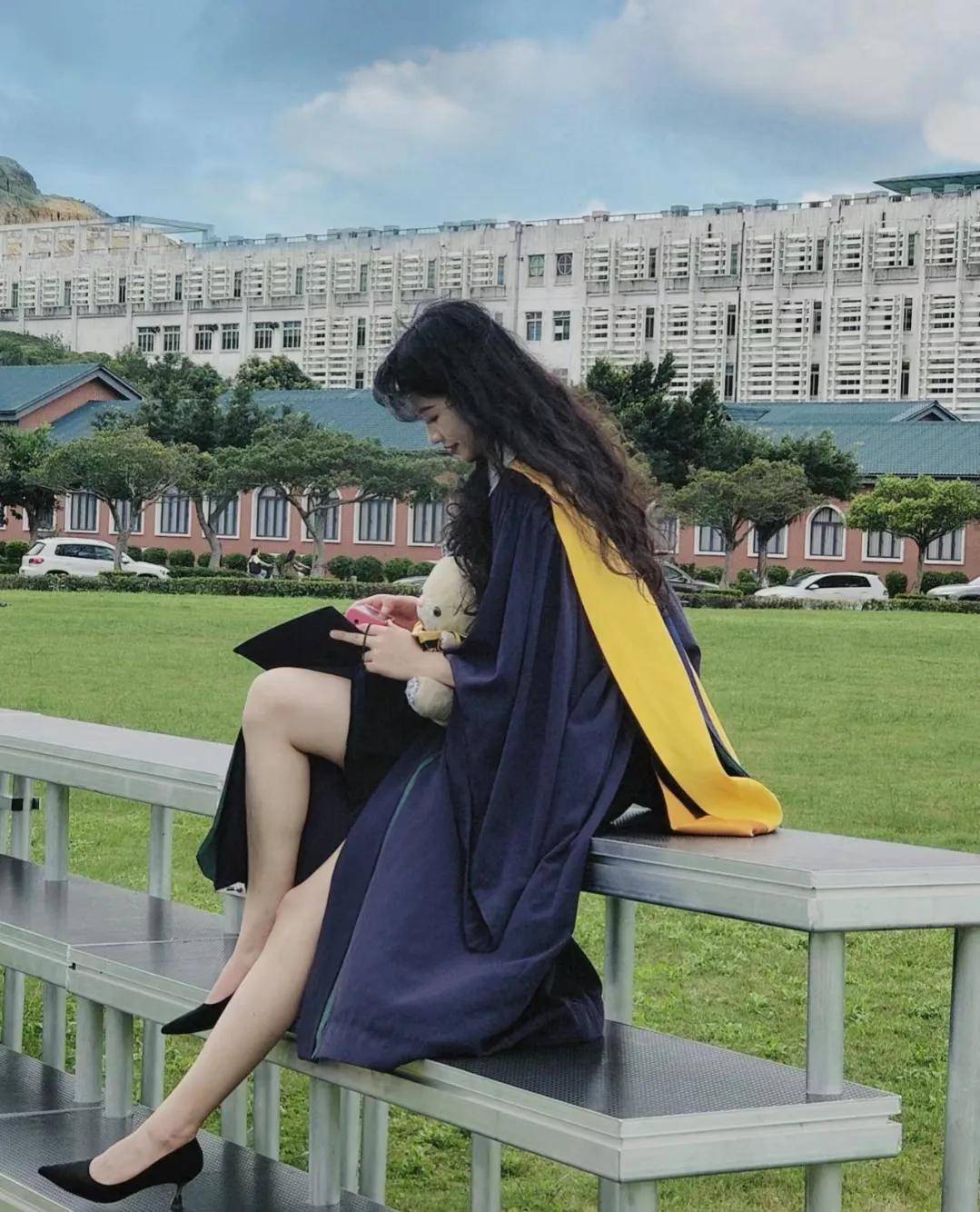 女生身穿黑色的学士服,脚蹬尖头高跟鞋,毕业即登人生巅峰_什么_青春