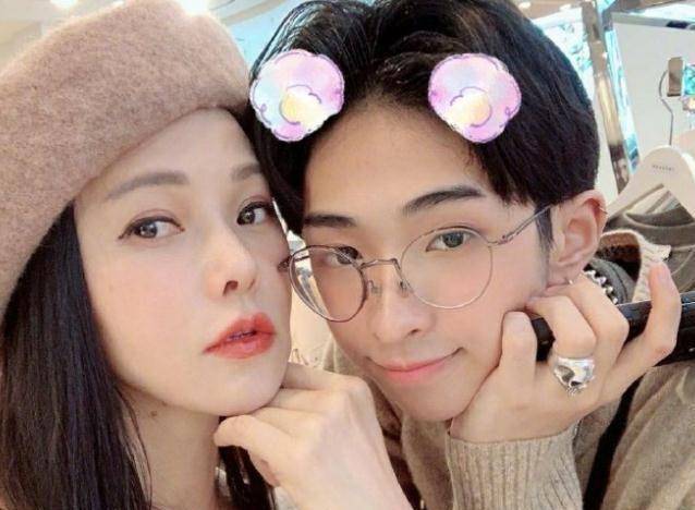 见到小哈利晒与伊能静的合影,大家在想或许有感情那么细腻的妈妈做