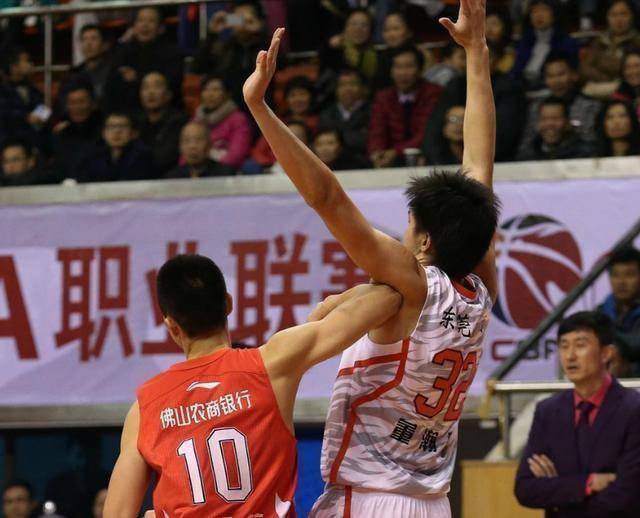 在离场的时候易建联也始终看着朱旭航