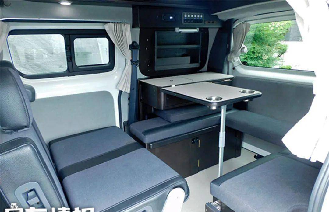 日产nv200露营床车,小巧精致可坐4人,周末旅行能睡觉和朋友聚餐_搜狐