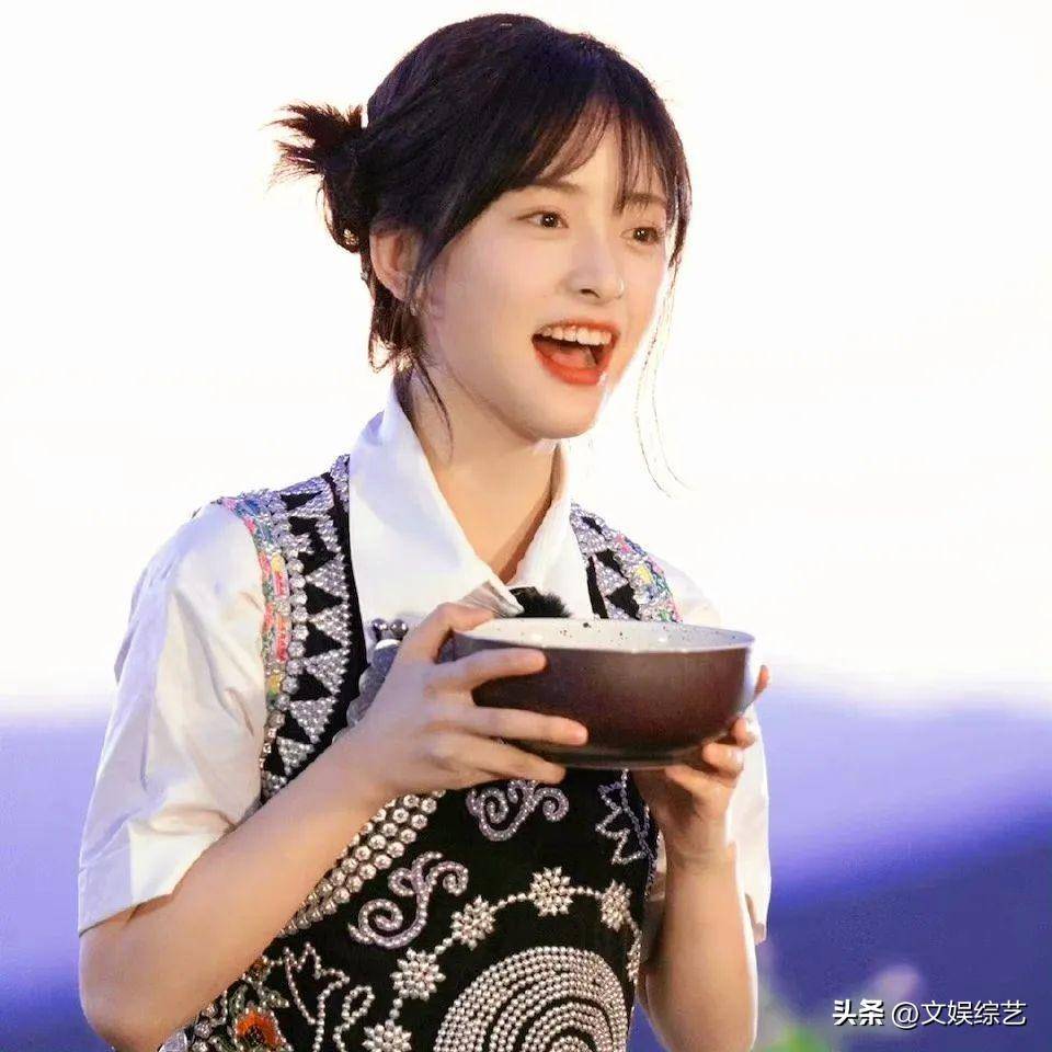 沈月捧着花的美照,眉眼如画又甜又美,网友:演艺圈也要加油了_观众