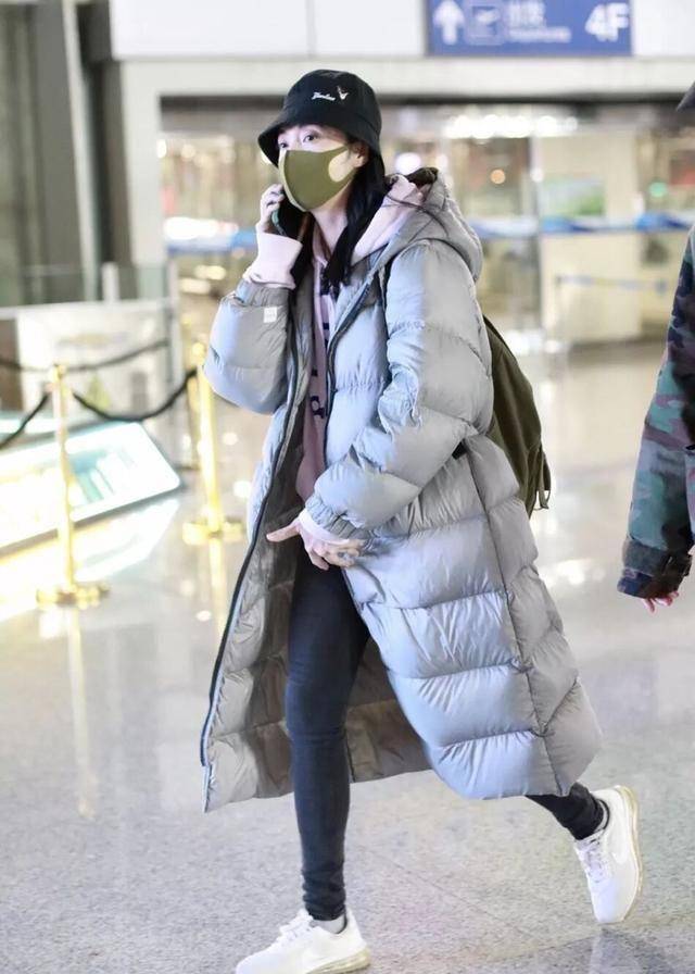 姚晨羽绒服加卫衣太有少女范,40岁女人真该好好学学!_黑色_效果_一身