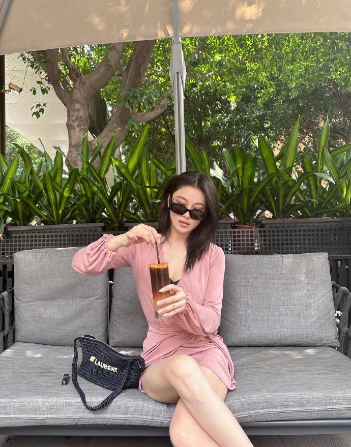 36岁的张馨予真是会穿,长腿粉色短裙好吸睛好美_身材_设计_裙子