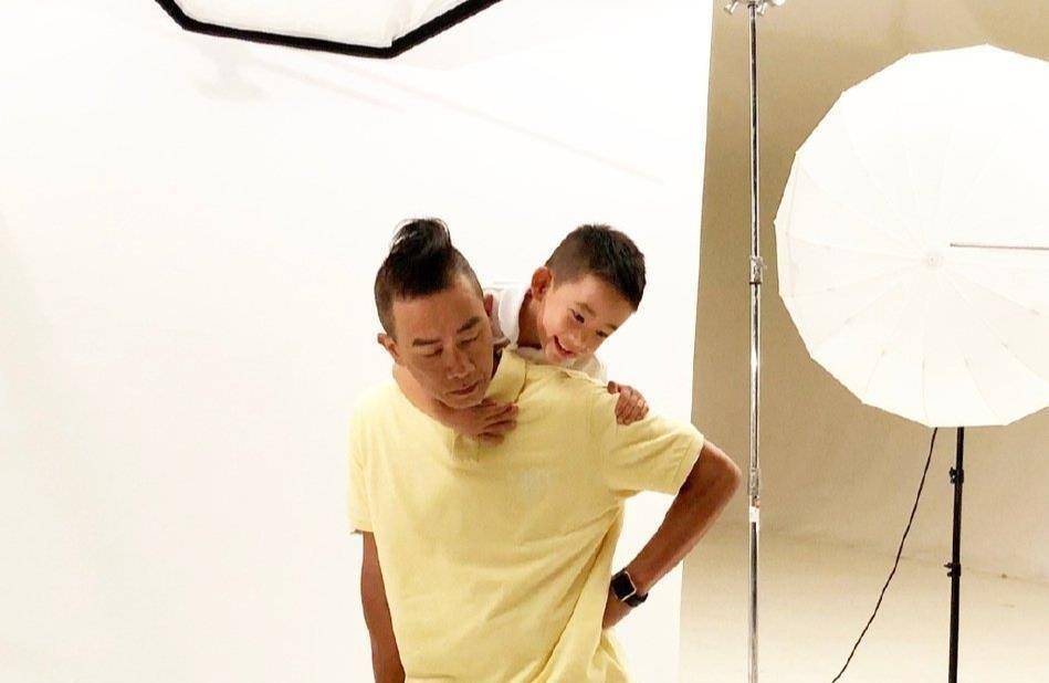 因为陈小春习惯了用"吼"这种比较大声一点的方式来和嘉士伯沟通,所以