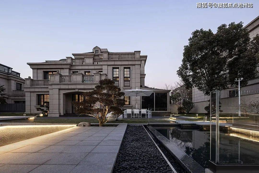 懂行的业内人士知道,目前盐城市区的低密别墅类产品十分绝版,一手房