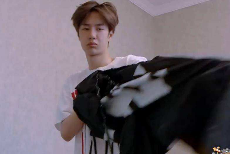 有种"起床气"叫王一博,素颜状态下被怼脸拍,奶凶奶凶的太可爱_高冷