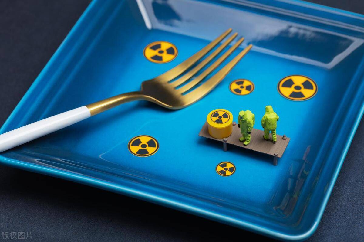 放射性物质具有辐射性质,对海洋生物和生态链可能产生不良影响,包括对