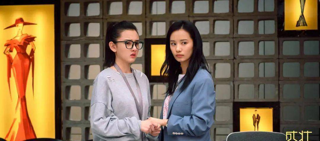 袁咏仪新剧《盛装》开播,网友觉得装扮不时尚,其实经过精心设计_剧情