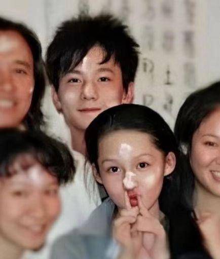 "笨蛋美人"李沁:与杨洋合影十指紧扣,被王大陆冒犯却不敢反抗_李少红