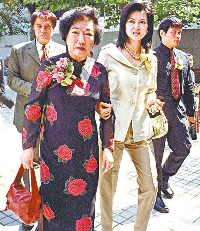 在经营工厂的过程中,林百欣有个得力的下属,她就是余宝珠.