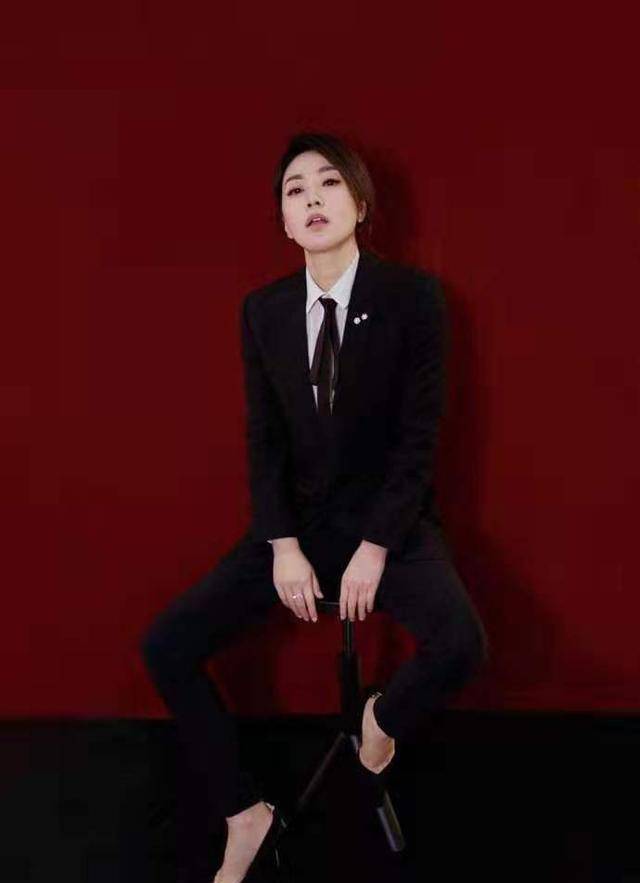 闫妮高领衫配格子裙,端庄优雅气质太突出,完全看不出已经48岁_马尾