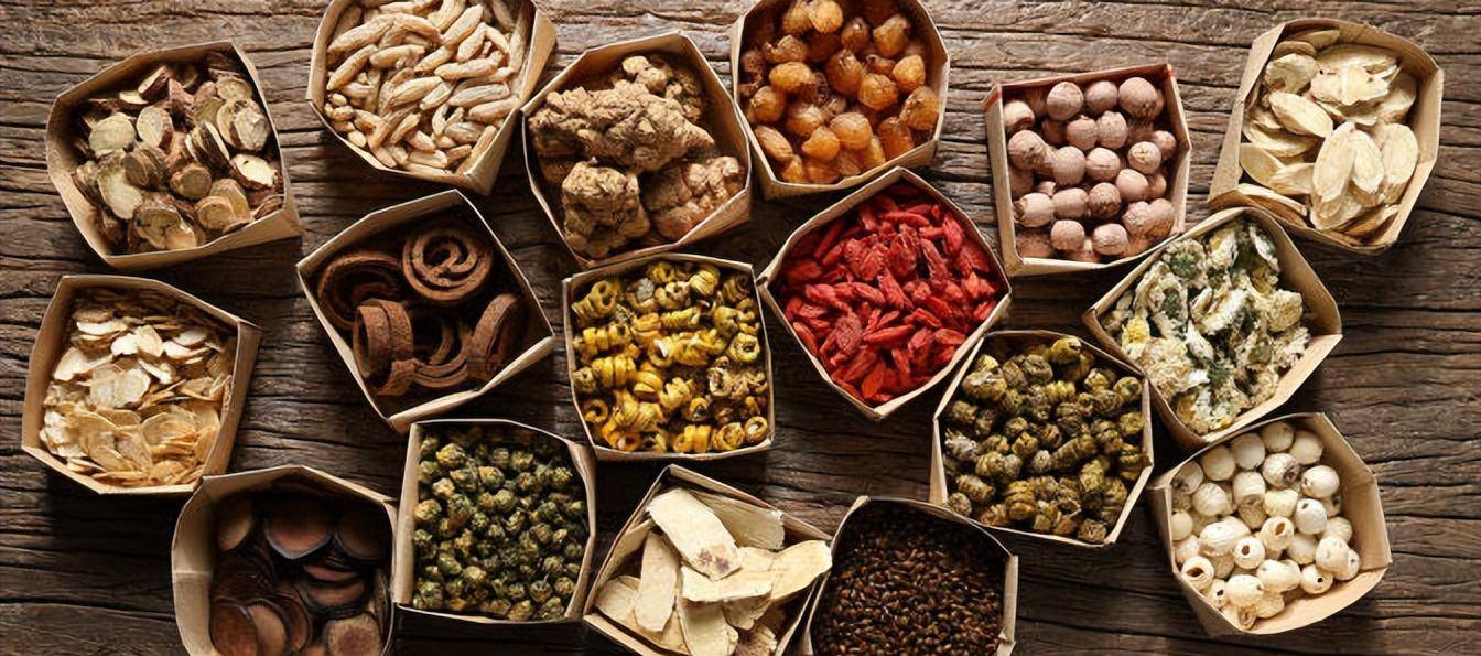 (2)养血活血方选顾步汤加减,常用药物有阿胶,熟地黄,芍药,川芎,当归