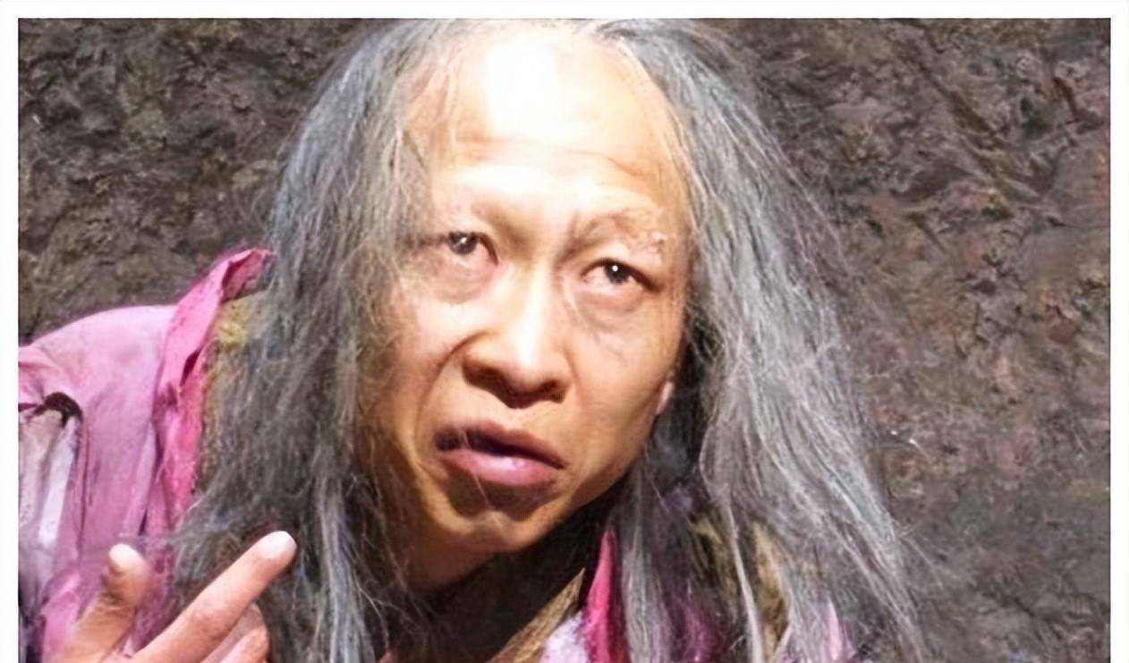 据传闻,在出演《大宅门2》的时候,李明和当时还很青涩的蒋雯丽对戏,他