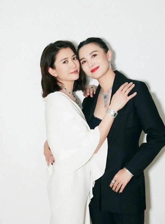 袁咏仪与宋佳亲密合影,把老公晾在一边不说,李现也只能干瞪眼_张智霖