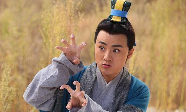 余少群发情人节专属照片:手持黑伞肤色如雪!