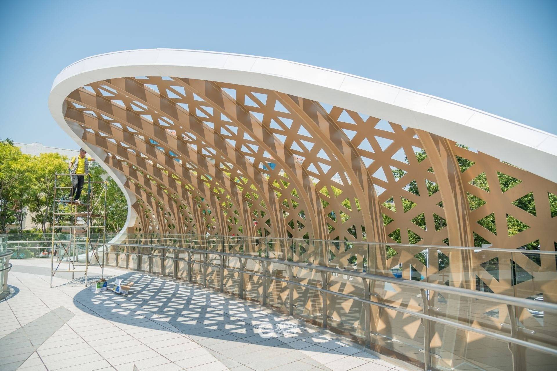 造型酷似"海浪",城阳这座高颜值天桥预计本月底开放通行