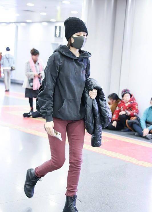 很喜欢袁泉的衣品,每个基础款选择的size都刚好很完美,不会太小显得不