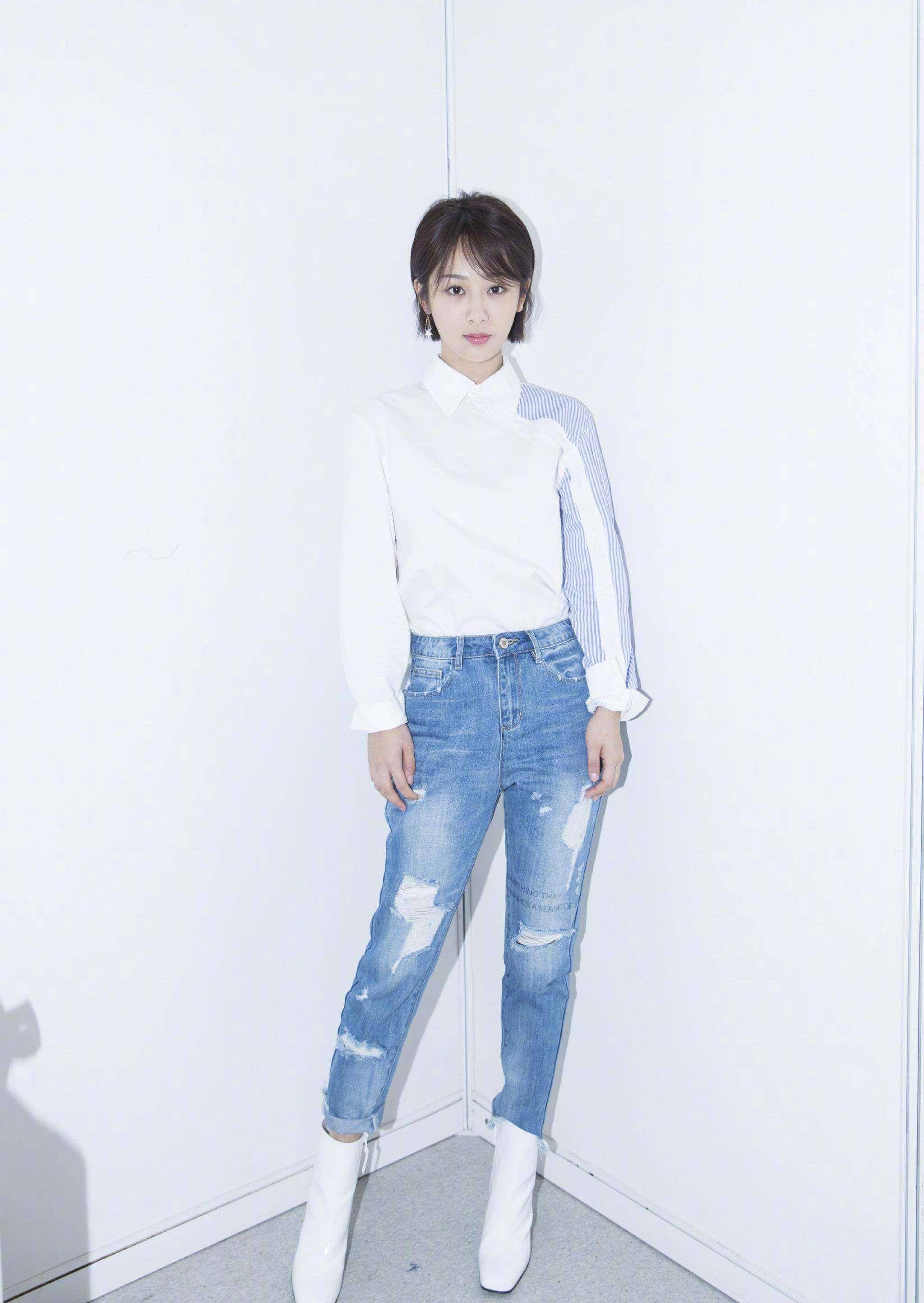 杨紫机场玩"叠穿",黑色透视衫配t恤,戴皮帽墨镜帅气难挡_感觉_衬衣