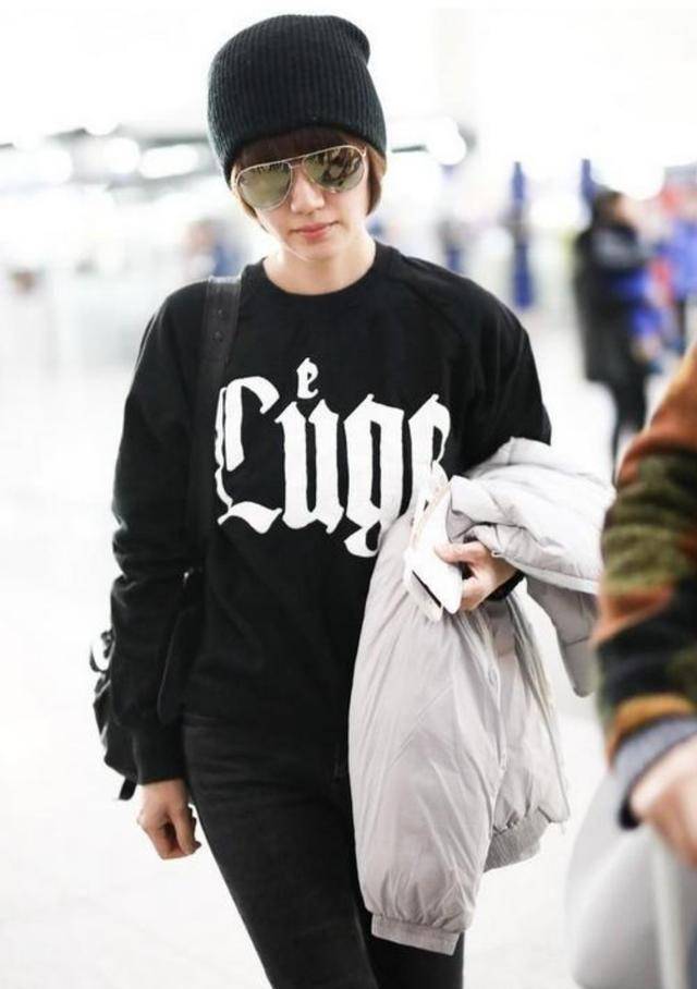 袁泉太会穿了,本来年龄是43岁的,穿黑卫衣配紧身裤很少女_黑色_时尚