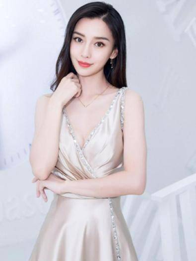 杨颖真不愧是时尚辣妈,穿经典黑白装格外耀眼,旁边人都比不上_造型