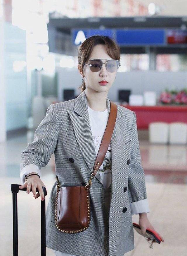 杨紫西装配休闲裤,掀起新一轮的潮流混搭,低扎马尾满满的御姐范_样子