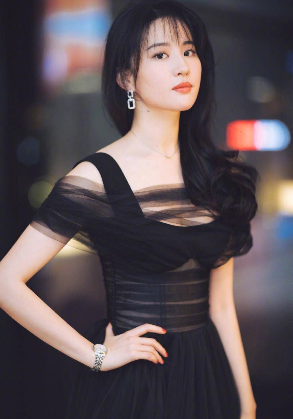 刘亦菲终于豁出去了,罕见露脐装凹凸感十足,神仙姐姐变性感女神_身材