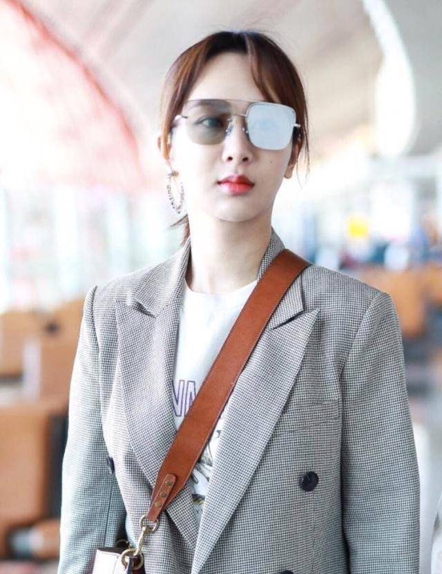 杨紫西装配休闲裤,掀起新一轮的潮流混搭,低扎马尾满满的御姐范_样子