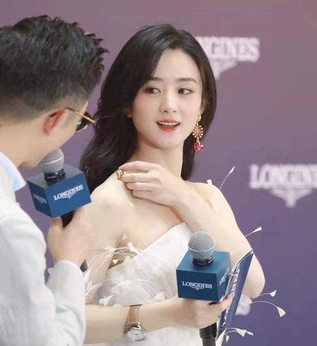 颖宝出席时尚活动,耳环意外滑落,锁骨成了救星!_赵丽颖_时候_角色