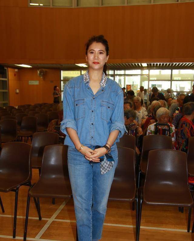 袁咏仪扎丸子头年轻貌美,穿牛仔衬衫搭牛仔裤,显小20岁不止_白色_线条