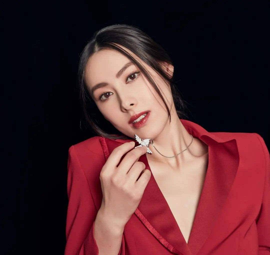 33岁梁洛施罕见参加聚会,笑容甜美和圈内大佬合影显气质_周优根