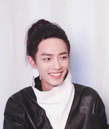 有一种马尾叫做肖战,露额头没在怕,颜值不输木村拓哉!_发型_考验_帅哥