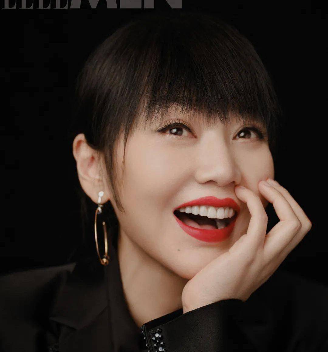 蕾丝衬衫和黑色水钻装饰西装外套均为emporio armani小人物"蔡素芬