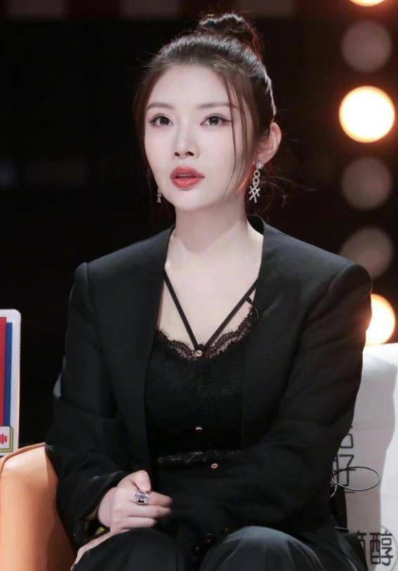 小树林大秀s身材后,徐冬冬又换了一身装束,时尚裹身材搭配短西装_黑色