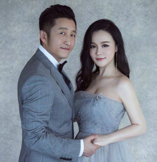 冉莹颖儿子邹明轩长开了,当初萌态十足,如今帅气翻倍像极了妈妈_生活