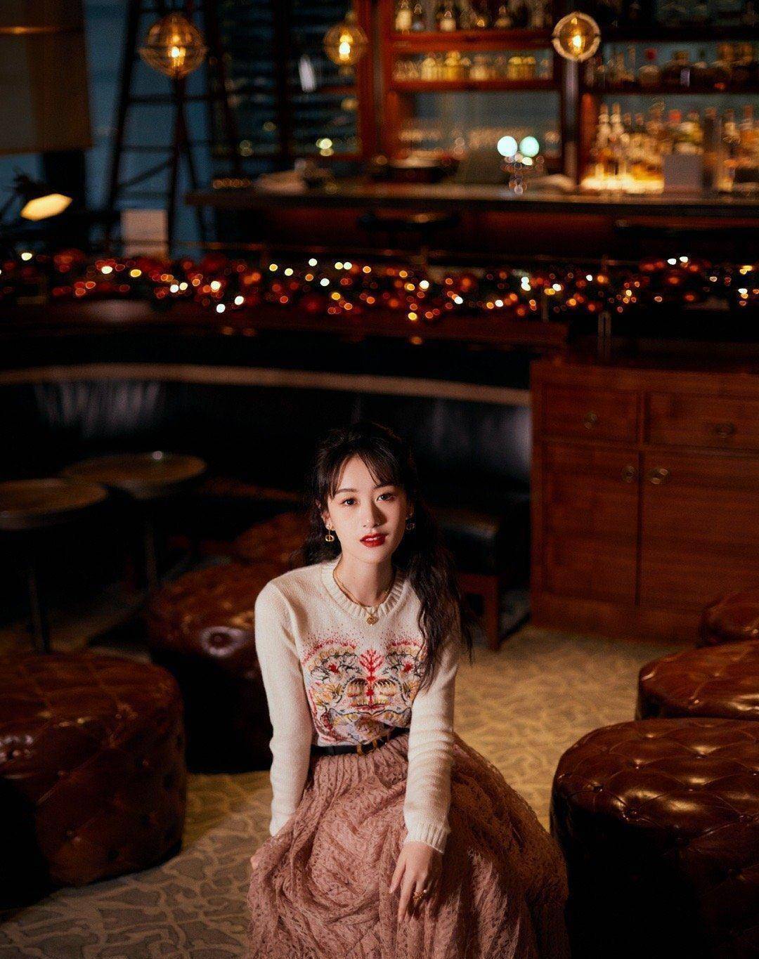 袁冰妍的这条粉色镂空半身裙颜色不会太过粉嫩,是有一定灰度的粉色,有