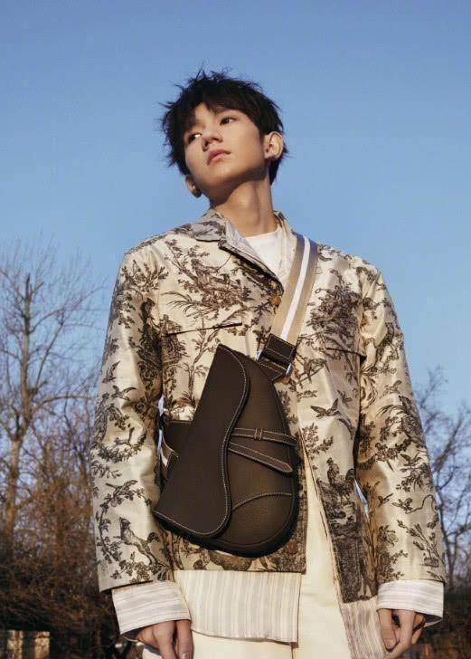 又被王源迷住了,连换三套服装拍摄写真,18岁的他竟如此有魅力!