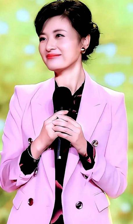 电视最美主持人,54岁素颜出镜无皱纹,气质依旧惊艳众人,真漂亮_周涛