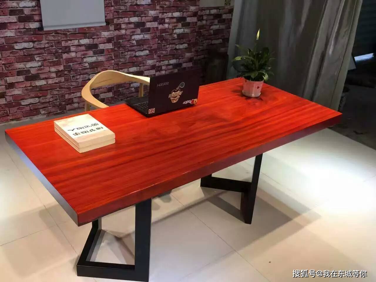 天然大红色的木头茶桌:非洲红花梨实木大板_材质_边红_漂亮