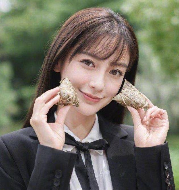 杨颖产后2个月急复出,而赵丽颖却很淡定,网友:实力的差距!