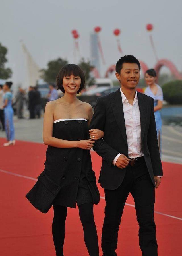 抹胸裙穿出水桶腰,"骚粉"驴蹄鞋比老公抢镜_气质_风格_身材