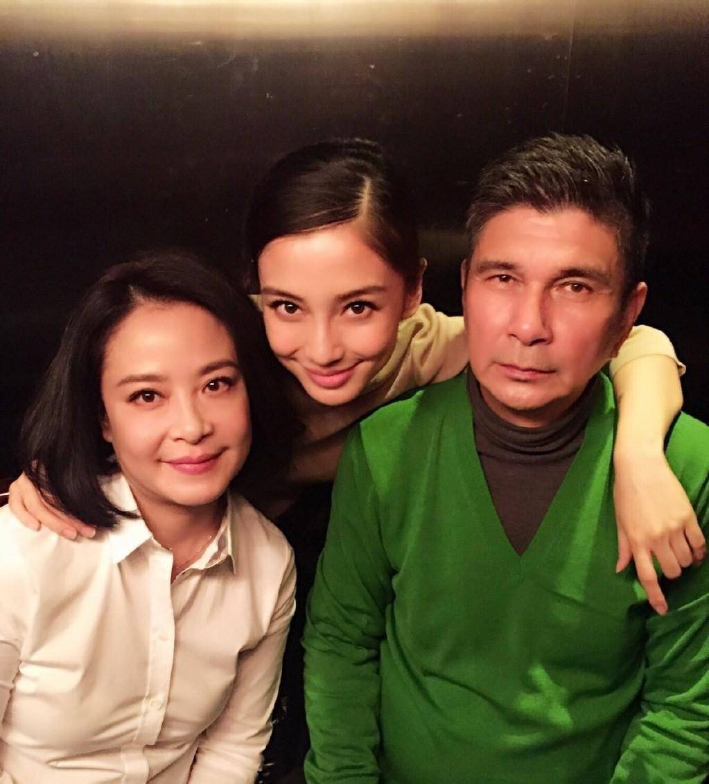 该网友还晒出了杨颖和弟弟杨帆的合照