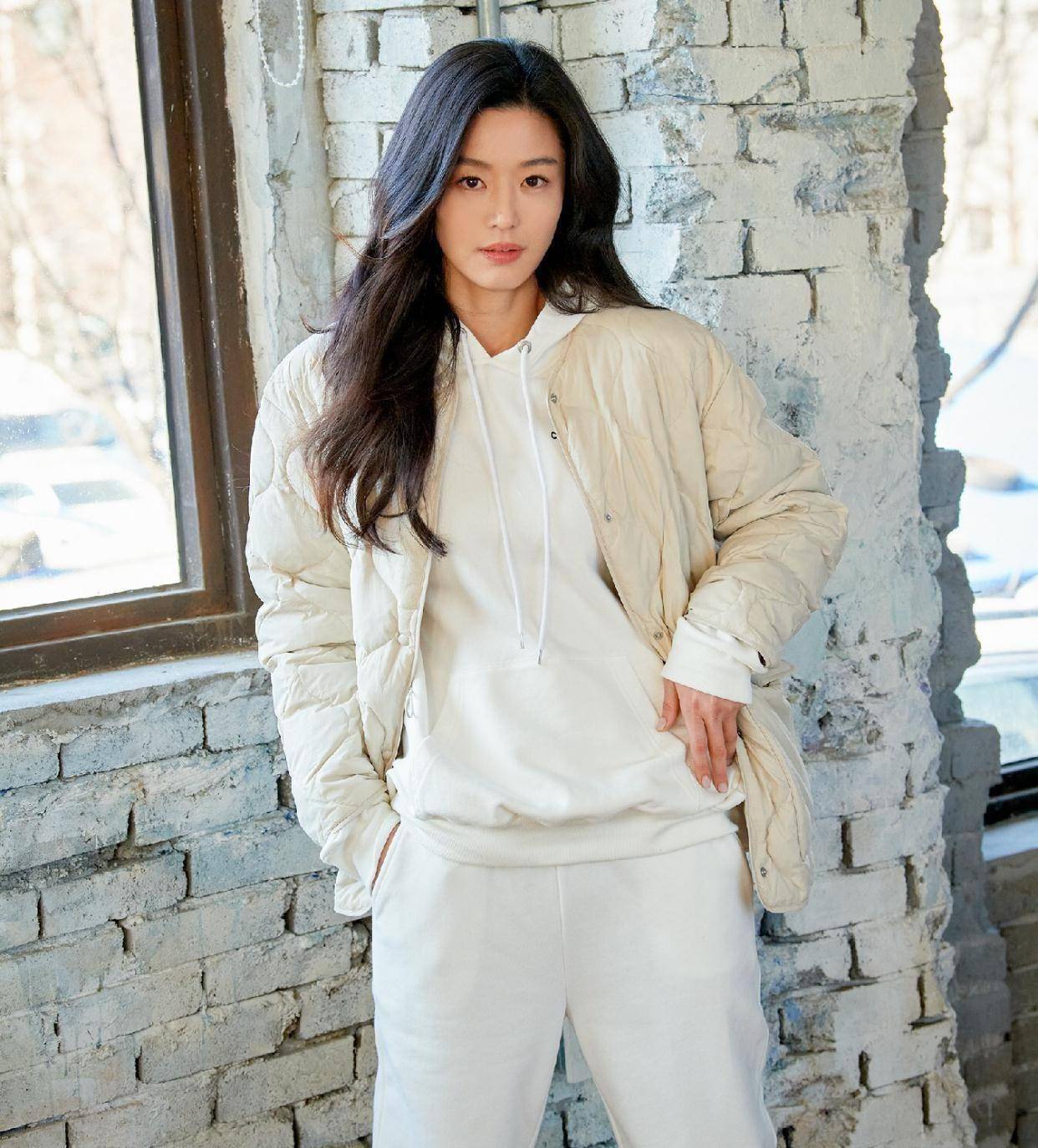 全智贤现身新剧发布会,黑衣出镜又帅又酷_休闲_时尚_tips