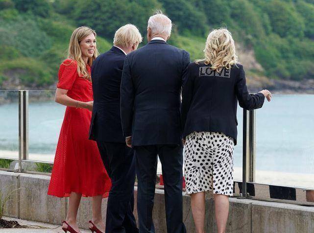 英美第一夫人海滩光脚,1岁小约翰逊加入,乱蓬蓬金发跟吉尔很配_拜登