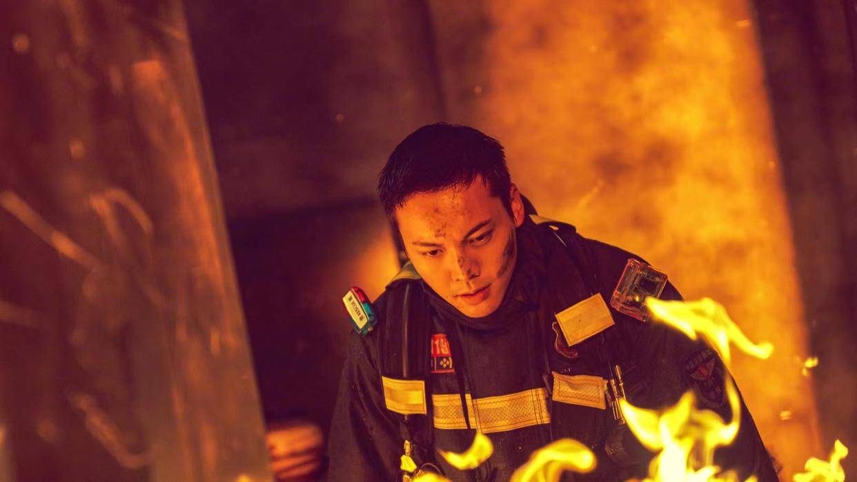 陈伟霆刘雅瑟新剧太阳星辰官宣,好惊喜的组合,谁的次元壁破了_制服